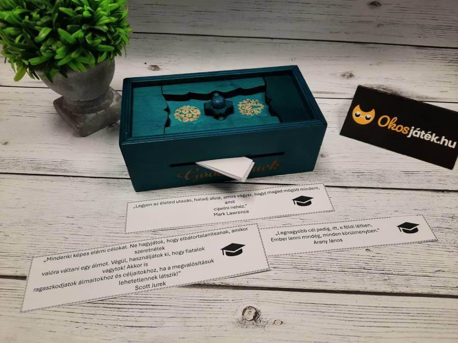 Titokdobozba papírcetlikre írt jókívánságok a családtól