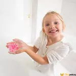 Kép 2/3 - saját készítésű szappan kislány kezében
