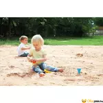 Kép 2/2 - Fagyis homokozó készlettel játszik a kislány a homokozóban  