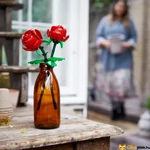 Kép 2/3 - Lego Icons rózsák már vázában összerakva így mutat