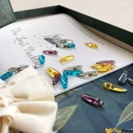 Kép 6/7 - Az elveszett nyakék társasjáték gyöngyei