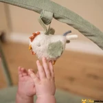 Kép 4/4 - Little Dutch Farm játszószőnyeg plüss tyúk kiegészítővel