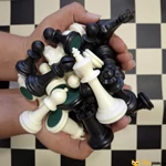 Kép 2/2 - Műanyag sakkbábu készlet - fekete és világos