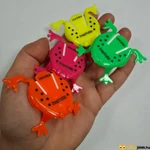 Kép 2/3 - Mini neon ugró béka ügyességi játék 1 db