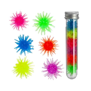 Ablakon mászó szőrös, foszforeszkáló gumilabdák