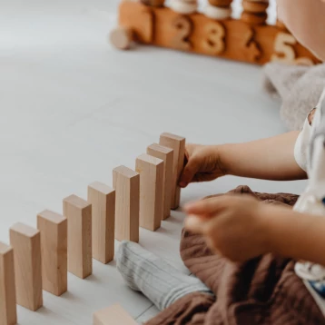 Miért jó, ha a gyerekek „lassú játékokat” is kapnak? A kézműves és manuális tevékenységek szerepe