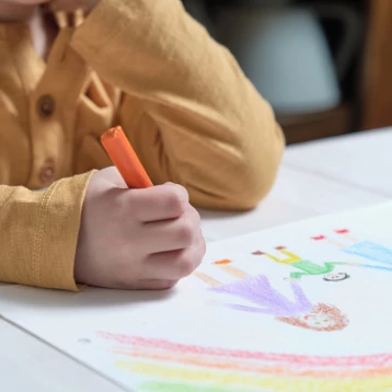 A rajzkészség fejlődése életkoronként: az első firkáktól az összetett rajzokig