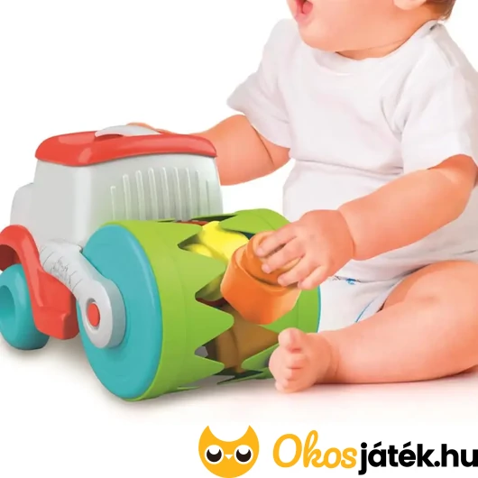Clemmy Soft készségfejlesztő úthengerrel játszik a baba