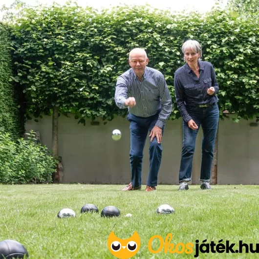 Petanque játék szabadtéren kertben