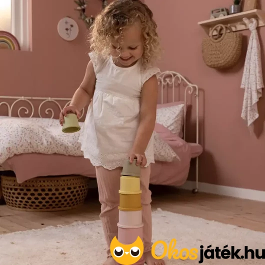 Toronyépítő poharakkal pohártorony