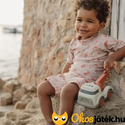 Játék teherautó homokozóba