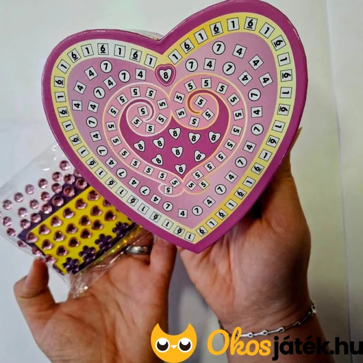 Szív alakú doboz díszítése mozaikokkal, strasszokkal