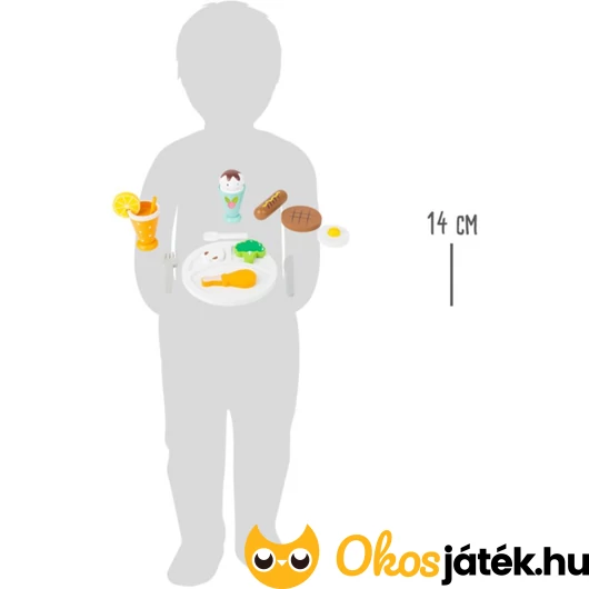 Kicsi fa ételek tányéron, evőeszközökkel